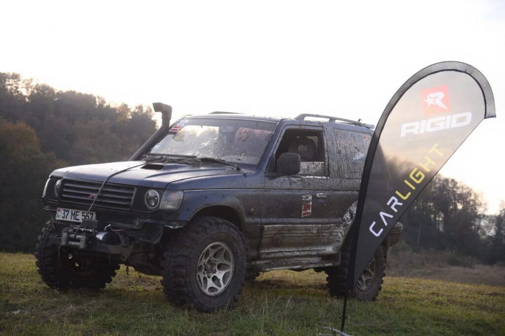 Off-road vehicle with CARLIGHT and RIGID flag at Arm-Trial 2026